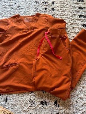 Burnt orange figs scrub set